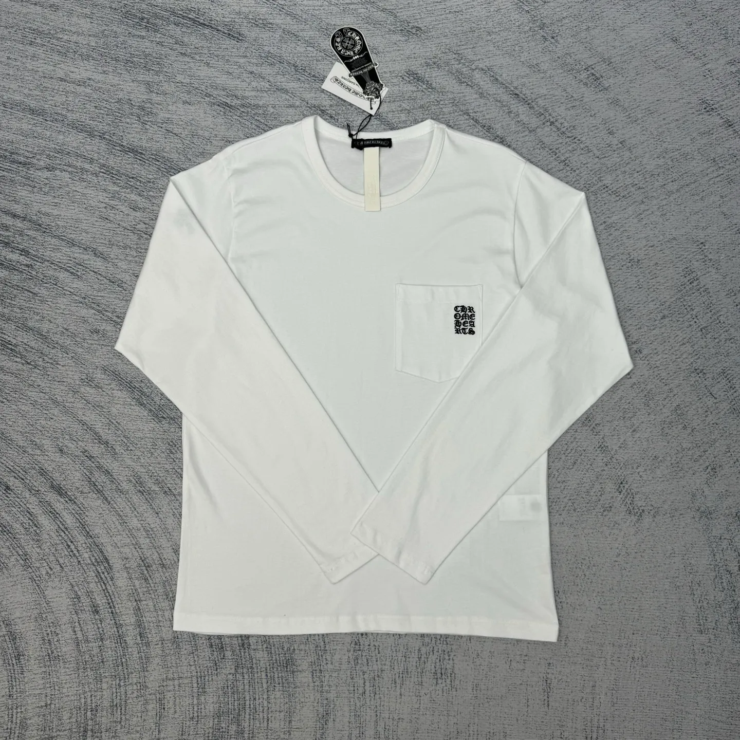 P270 Chrome Heart Chrome Heart's new Sanskrit embroidered letters limited-print long-sleeved SIZE S/M/L. Selected pure cotton fabric, washed at high temperature to shape before cutting. The finished product is washed softly. It feels skin-friendly and cotton-soft, with natural drape. There are Sanskrit prints on the collar, sleeves and arms, and chest pockets on the front. It is classic and elegant. Complete with three labels, the same style for men and women.